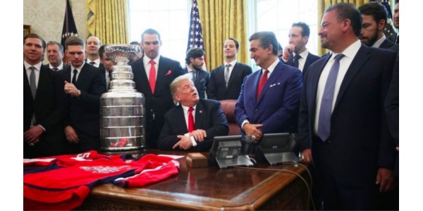 Washington Capitals-pelaaja lähetti pelipaita Trumpiin